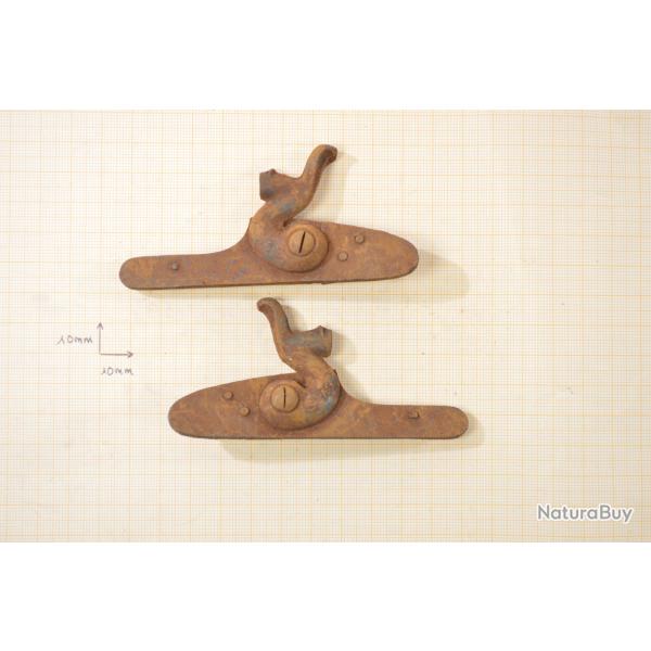 Paire de platines pour fusil de chasse � chien, 19e Si�cle. Brut de fabrication.(C)