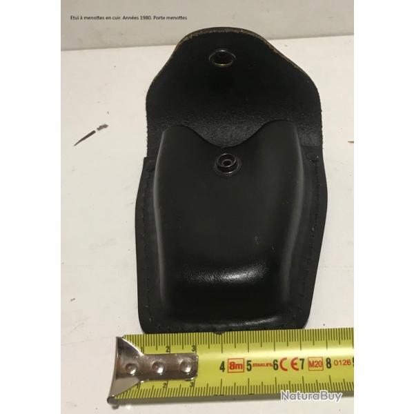 Etui  menottes en cuir.