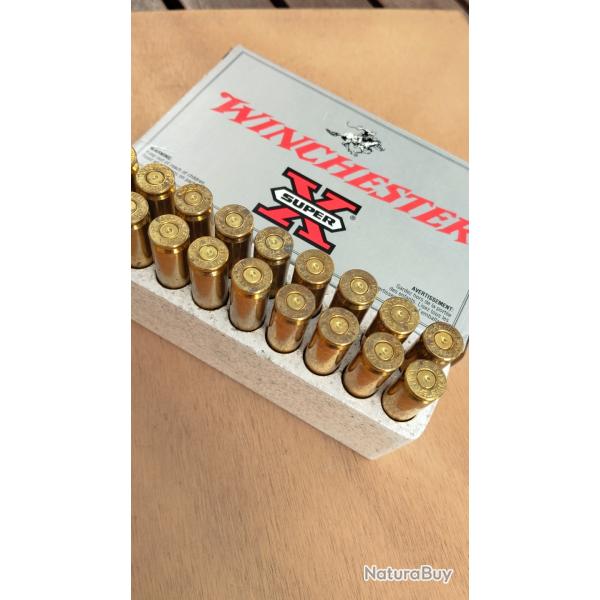 Douilles nues calibre 243 Winchester tir�es une fois.