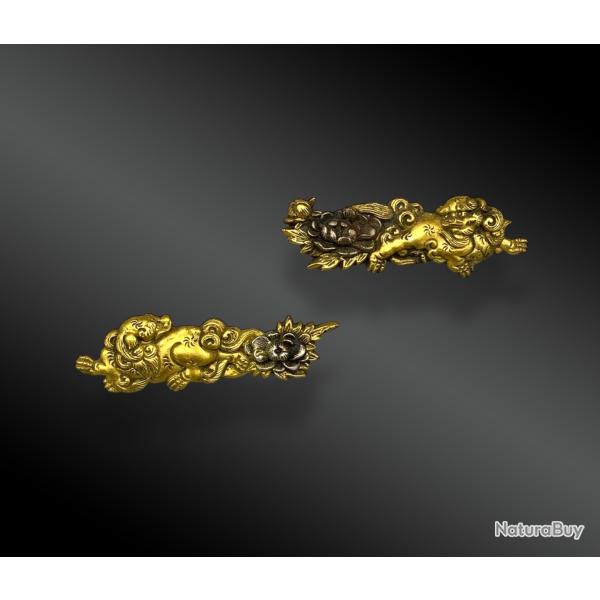 PAIRE DE MENUKI SHI SHI A LA FLEUR DE NENUPHAR Japon, fin XIXme