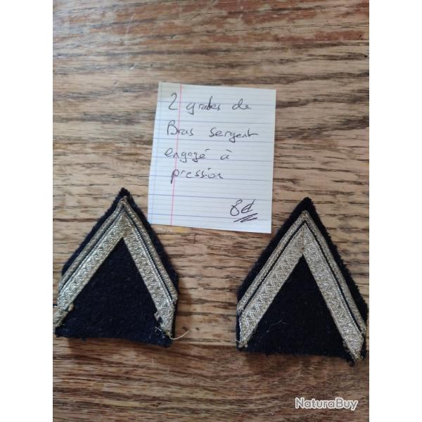 Deux �cussons grades de bras sergent engag�s � pression