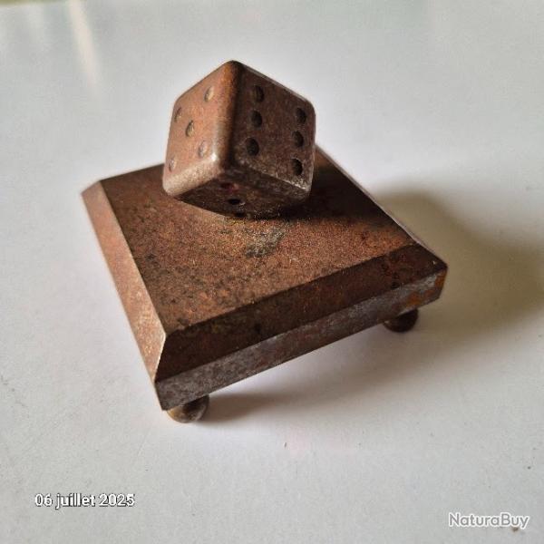 Objet de ma�trise - D�coration ancienne, le d� en acier sur socle massif, presse papier