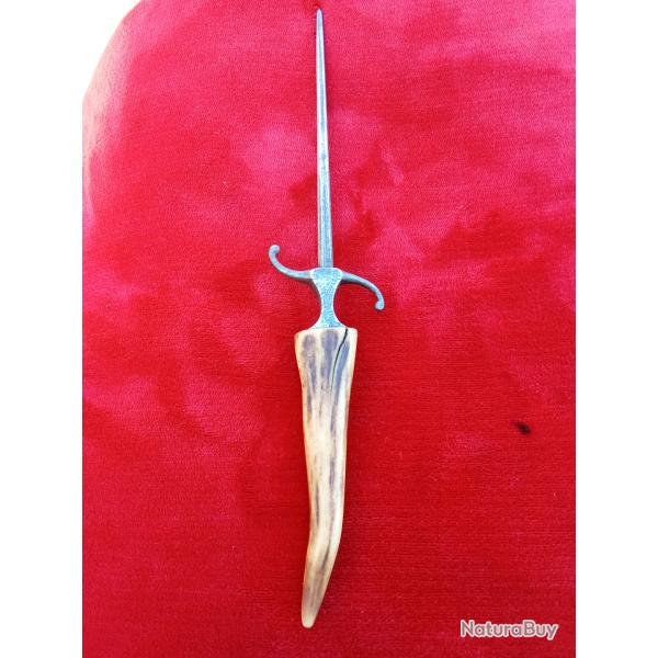 Dague de courtoisie vertu pique couille