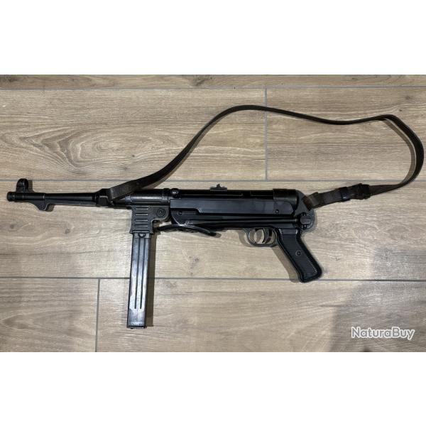 MP40 - R�plique factice Denix customis�e avec sangle d'�poque ww2