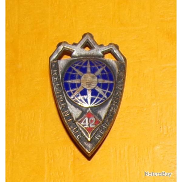 42� R�giment d'Infanterie, NEUF BRISACH, petit �cu, �mail, argent�, dos guilloch� ,�cu argent� globe