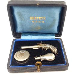 PISTOLET A PERCUSSION MINIATURE + ACCESSOIRES EN COFFRET BREVETE S.G.D.G. Tr&egrave;s bon XIX eme Belgique 