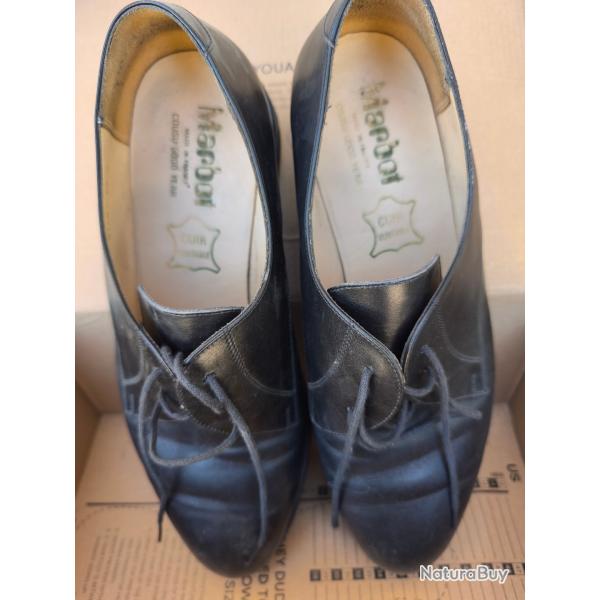 Paire chaussure cuir noir basse militaire cadre.