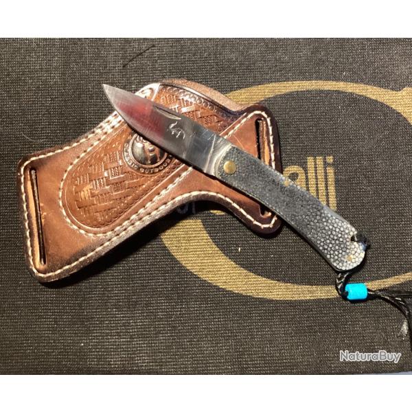 Couteau extra-plat  lame inox pompe arrire et galuchat et son tui cuir port transversal