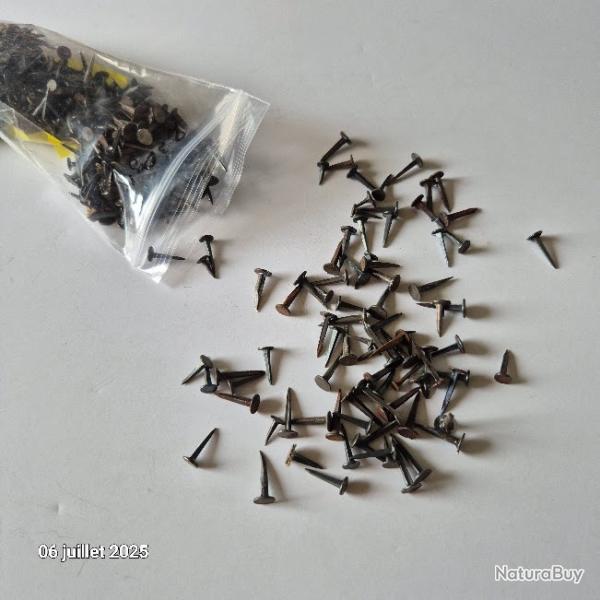 Semence pique tapissiers vendu en sachet de 230gr - disponible en 7mm - 9mm - 14mm -