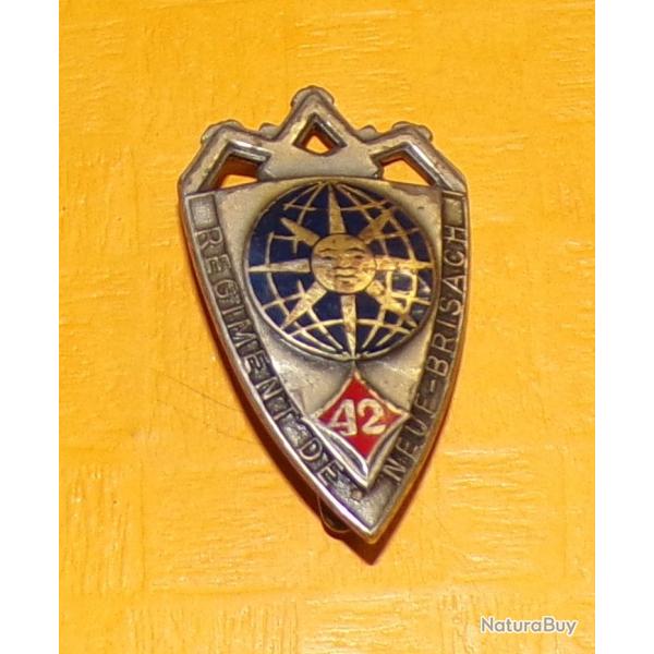 42� Rgt d'Infanterie, NEUF BRISACH, petit �cu, dor�, bleu fonc� ,  �cu argent� globe terrestre bleu