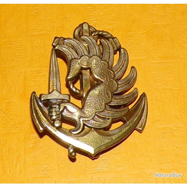 Insigne de B�ret, T.A.P. T.D.M, dos guilloch� embouti, 2 anneaux , main ail�e brandissant un poignar