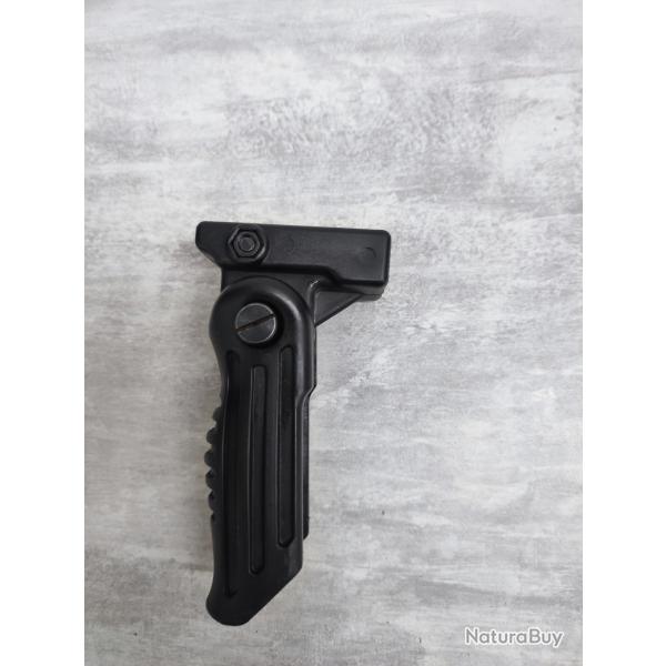 Poigne plastique pliable pour rail picatinny