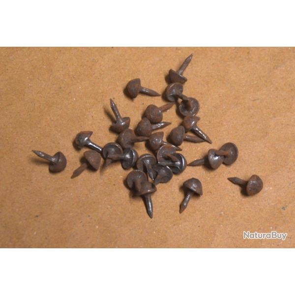 Un lot de Clou pour brodequin rond