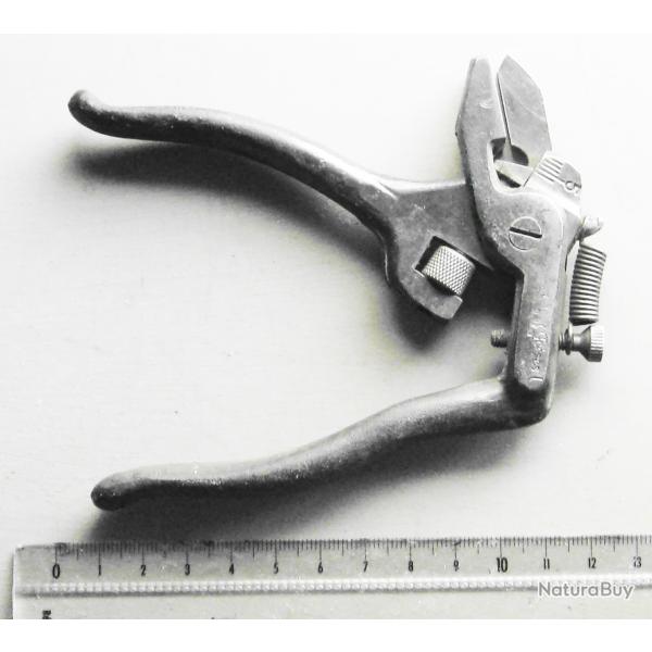 Outil ancien pour avoyer les lames de scie