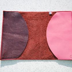 &Eacute;tui passeport en cuir d'agneau bordeaux satin&eacute; et rose