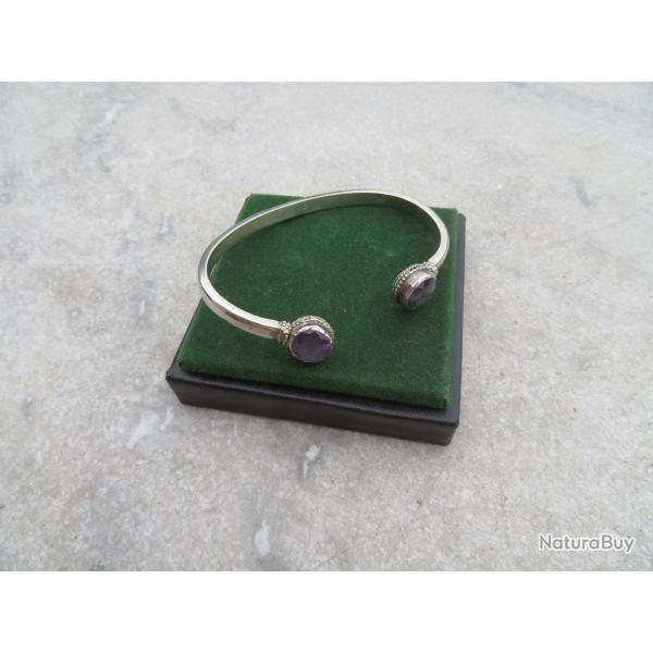 Bracelet jonc rigide, en Argent, les deux extr�mit�s orn�es d'une pierre violette facett�e - FRANCE