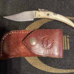 Un petit bijou de couteau magnifique Damas bois de cerf poli