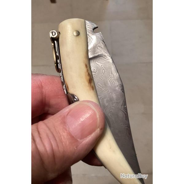 Un petit bijou de couteau magnifique Damas bois de cerf poli