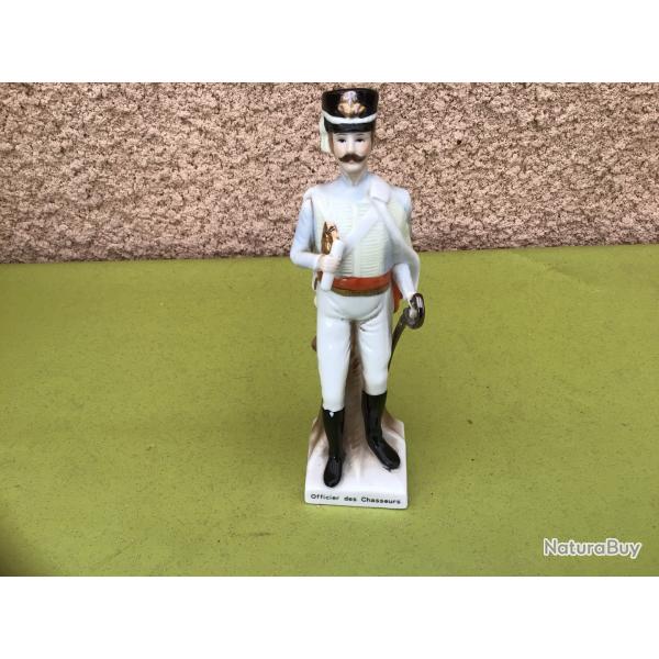 VENDU PAR LE-CUIRASSIER N�2 BELLE FA�ENCE ANCIENNE REPR�SENTANT UN OFFICIER DES CHASSEURS