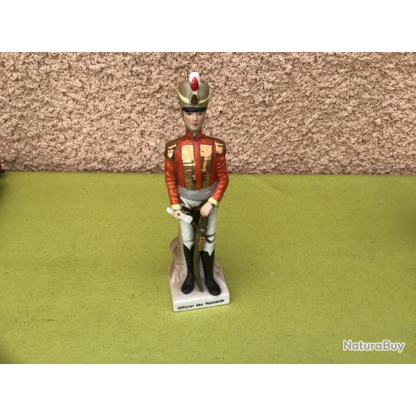 VENDU PAR LE-CUIRASSIER N�2 BELLE FA�ENCE ANCIENNE REPR�SENTANT UN OFFICIER DES HUSSARDS
