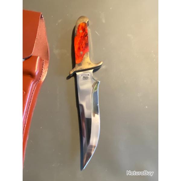 un dague de chasse avec son fourreau dans un bel �tat