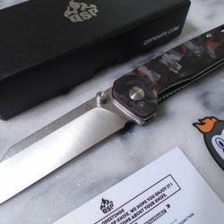 Couteau QSP Penguin V2 Sheepfoot Acier D2 Satin Manche Carbone Rouge Liner Lock QS130V2F1