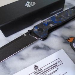Couteau QSP Penguin V2 Sheepfoot Acier D2 Manche Carbone Bleu S&eacute;curit&eacute; Liner Lock QS130V2E2
