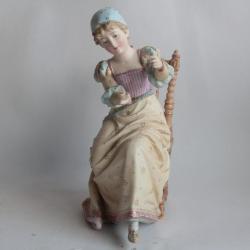 Femme fileuse porcelaine biscuit émaillée