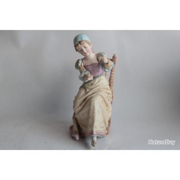 Femme fileuse porcelaine biscuit �maill�e