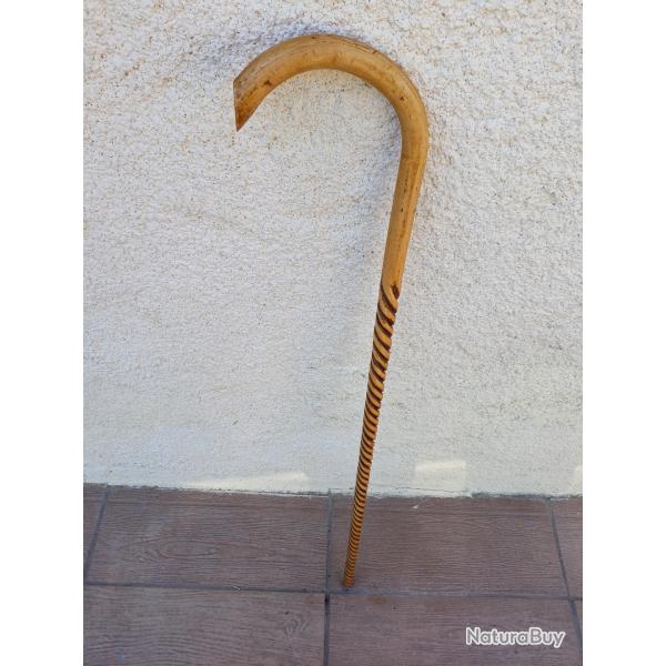 ANCIENNE CANNE ROTIN A QUATRE NATTES ROULE EN SPIRALE SUR TRAME ACIER .  PEU COURANT .