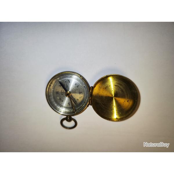 Boussole en laiton  fond argent avec systme de blocage