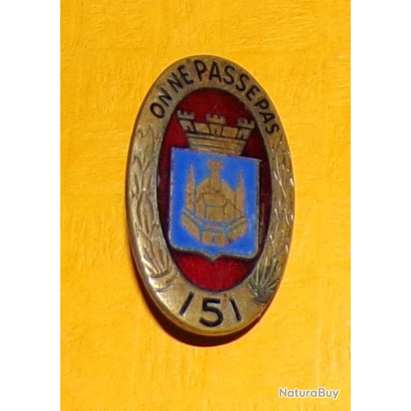 151� R.I, ON NE PASSE PAS, rouge fonc�, 1 pastille lisse , FABRICANT�DRAGO PARIS , HOMOLOGATION 117