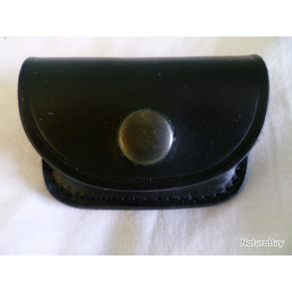 Porte-cartouche ceinturon en cuir noir de marque A2CM BERNAY pour 6 munitions d'arme de poing