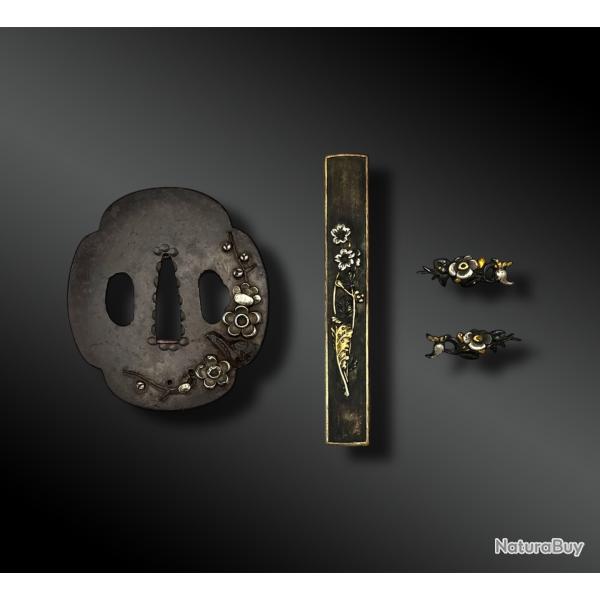 MONTURE compos�e d'un KOZUKA, une paire de MENUKI et un TSUBA - Japon - P�riode Edo (1603-1868)