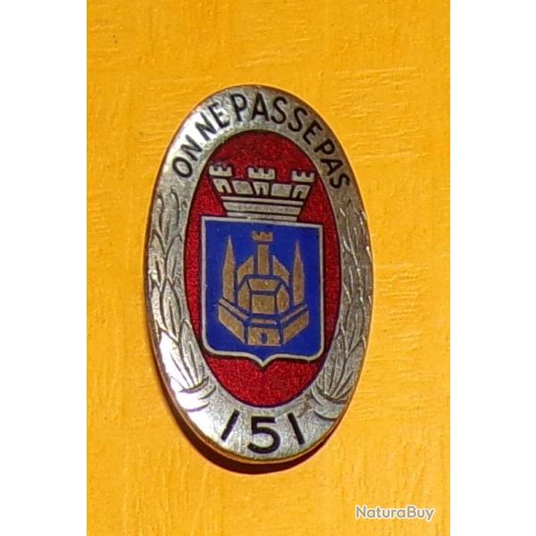 151� R.I, ON NE PASSE PAS, rouge fonc�, 1 bol�ro Drago , R�giment d'Infanterie, ovale bordure argent