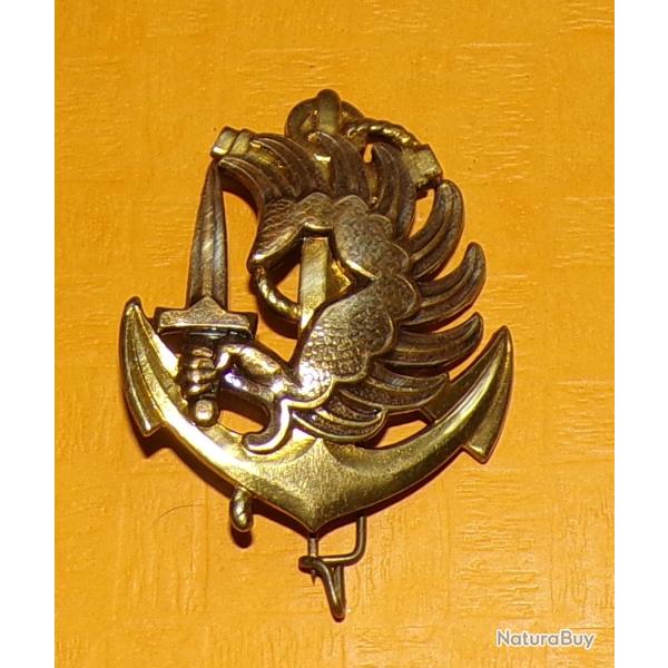 Insigne de B�ret PARACHUTISTE , T.A.P. T.D.M, dos guilloch� embouti, 2 anneaux , main ail�e brandiss