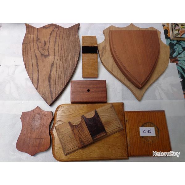 LOT DE  10 PLAQUES DE SUPPORTS D'INSIGNES MILITAIRES ET D'ARMES DE POING EN BOIS - Z15