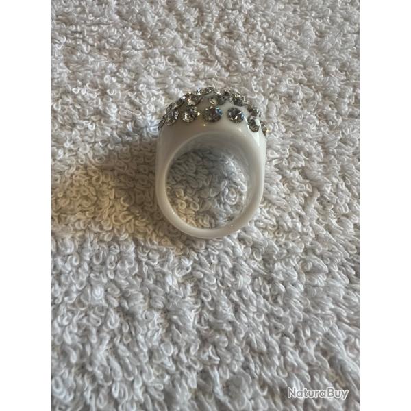 Bague cristaluna bombata acrylique blanc swarovski cristal neuf 103 500 00