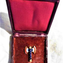 ORDRE DE LA FRANCISQUE DANS SA BOITE