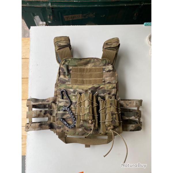 Port� plaque tasmanian Tiger multicam avec fausses plaques en polystyr�ne