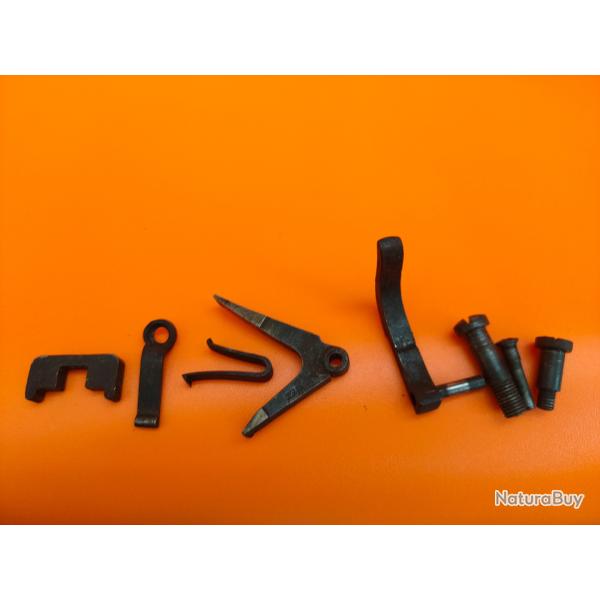 Lot de pices dtaches pour fusil Enfield , vis et lames ressorts et divers