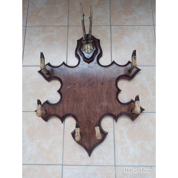 Magnifique porte fusils deux armes rustique et porte poignard de chasse Avec massacre de chevreuil