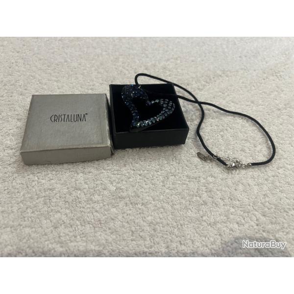 Collier cristaluna beau pendentif acrylique cristal noir swarovski aigue-marine saphir clair saphir