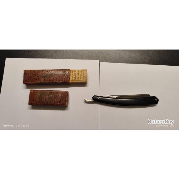 Objet de collection rasoir 'coupe chou' le Dandy avec son cuir d'affutage.