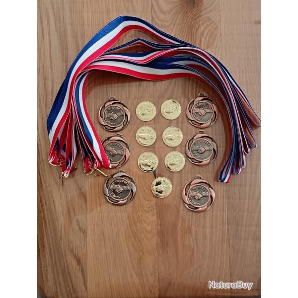 LOT INSERTS POUR MEDAILLES + MEDAILLES ET CORDONS MOTIFS "AMITIES"