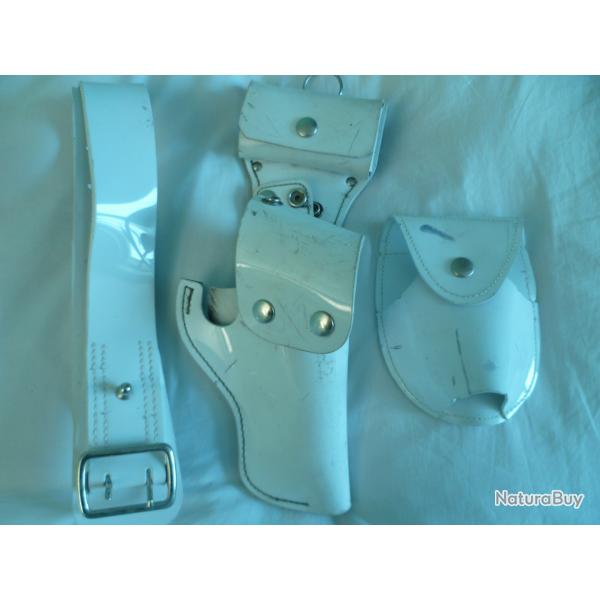 Ancien ensemble de buffleterie de c�r�monie en vinyle blanc : ceinturon, holster et porte-menottes