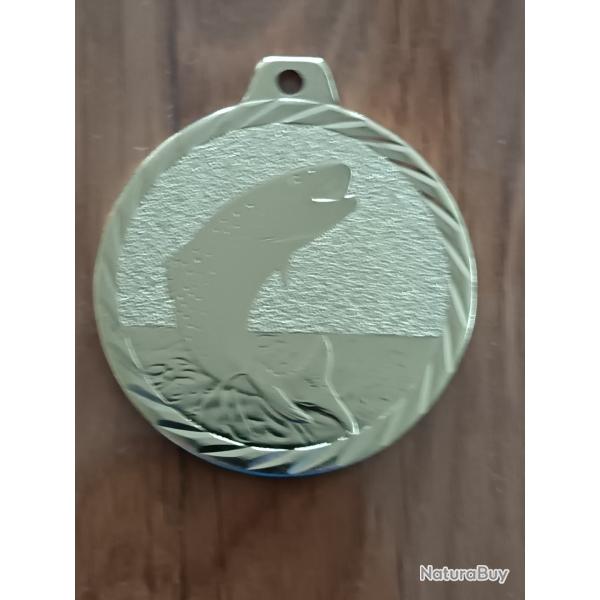 1 MEDAILLE + CORDONS MOTIF POISSON TRUITE