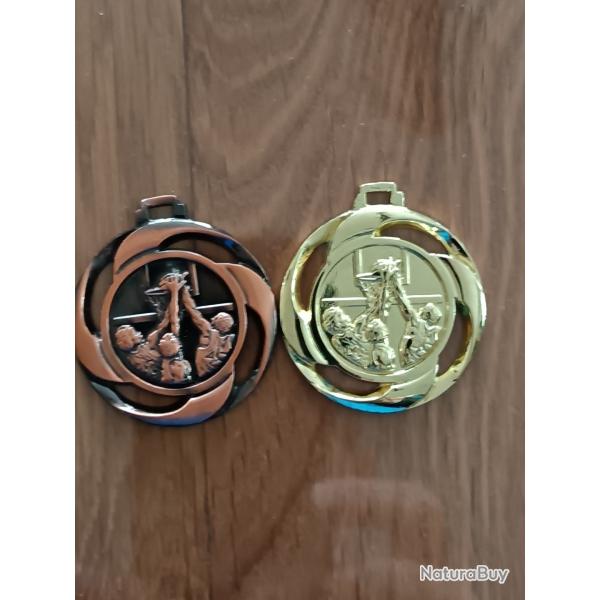 2 MEDAILLES MOTIF BASKETBALL