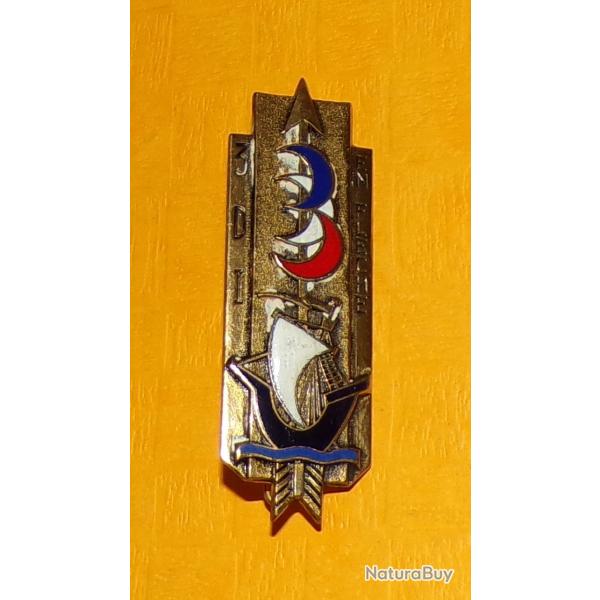 3� Division d'Infanterie EN FLECHE, �mail, dos lisse marqu� en relief , rectangle broch� d'une fl�ch