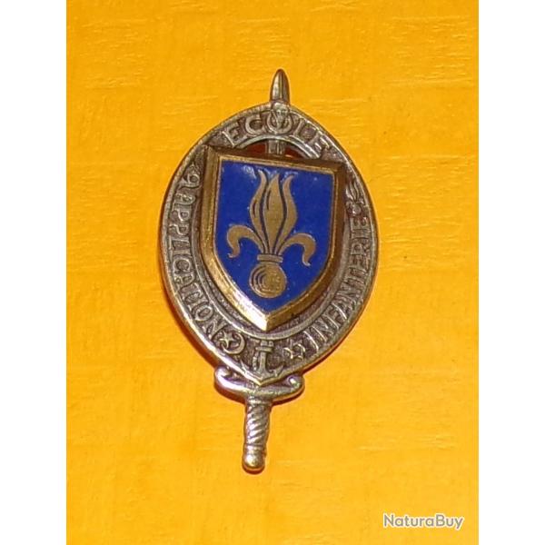 Ecole d'Application d'Infanterie, AUVOURS, ajour�, dos lisse relief , ATTACHE CASSEE, FABRICANT DRAG